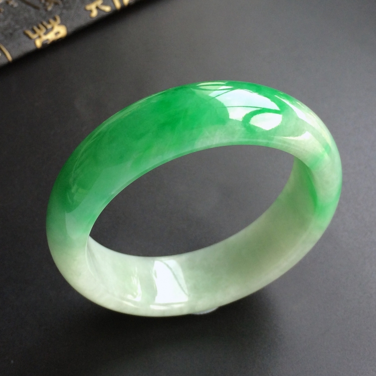 (超值推荐)糯冰种飘阳绿手镯(57.1mm)