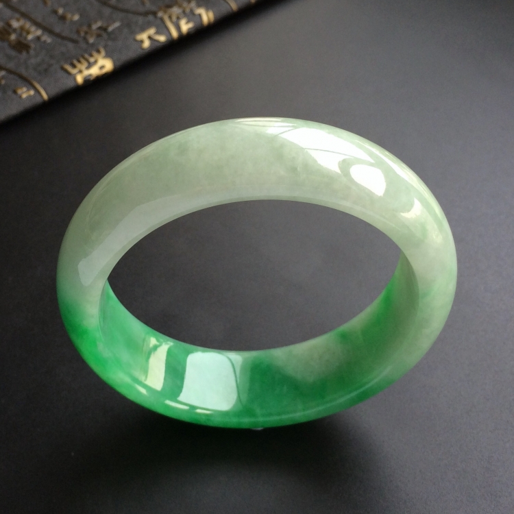 (超值推荐)糯冰种飘阳绿手镯(57.1mm)