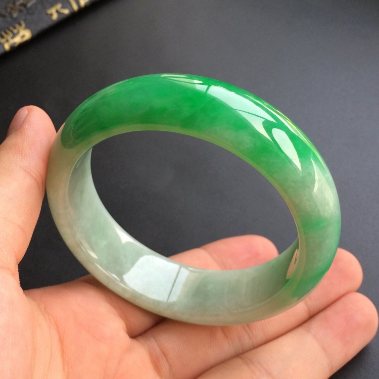 (超值推荐)糯冰种飘阳绿手镯(57.1mm)