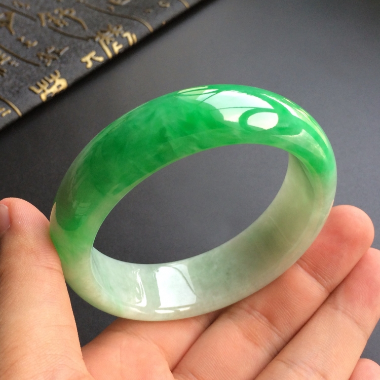 (超值推荐)糯冰种飘阳绿手镯(57.1mm)