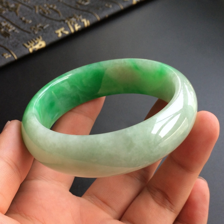 (超值推荐)糯冰种飘阳绿手镯(57.1mm)