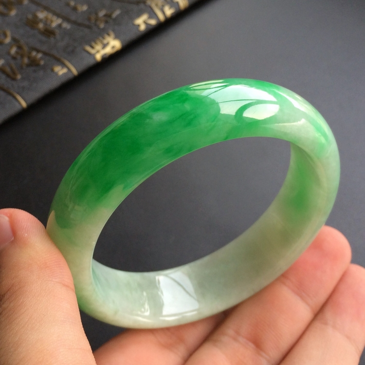 (超值推荐)糯冰种飘阳绿手镯(57mm)