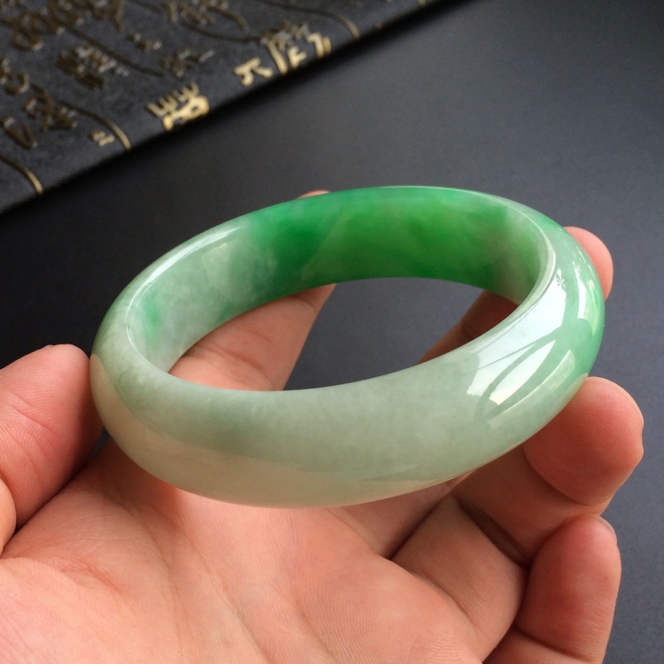 (超值推荐)糯冰种飘阳绿手镯(57mm)