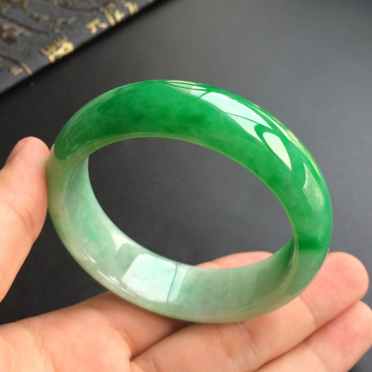 (超值推荐)糯冰种飘阳绿手镯(56.5mm)