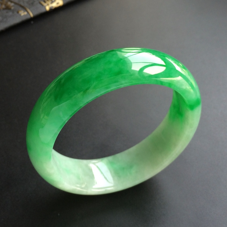(超值推荐)糯冰种飘阳绿手镯(56.5mm)