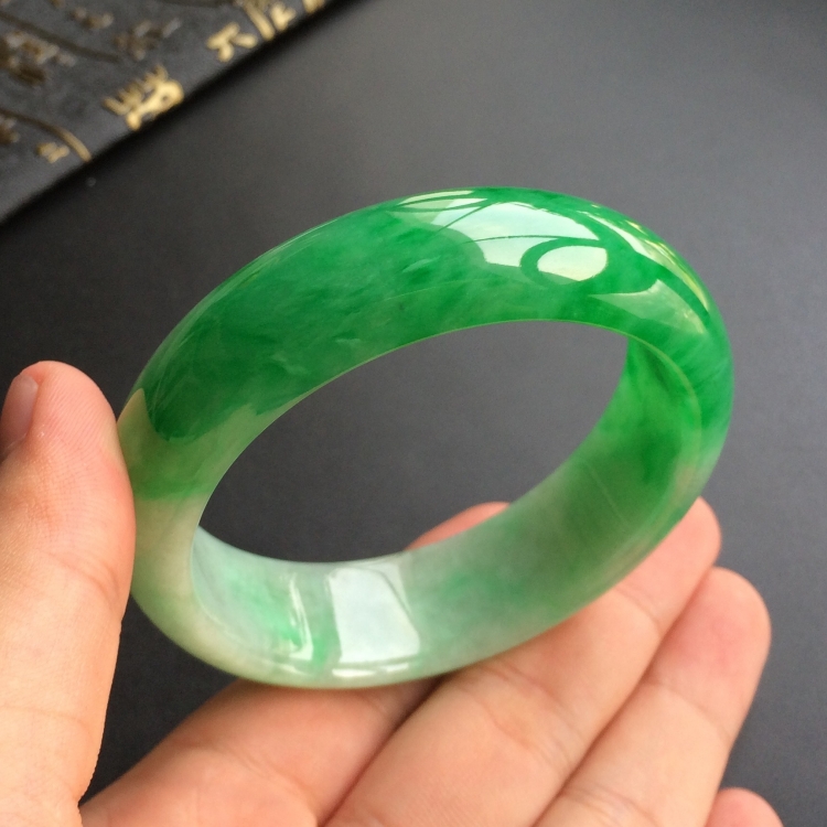 (超值推荐)糯冰种飘阳绿手镯(56.5mm)