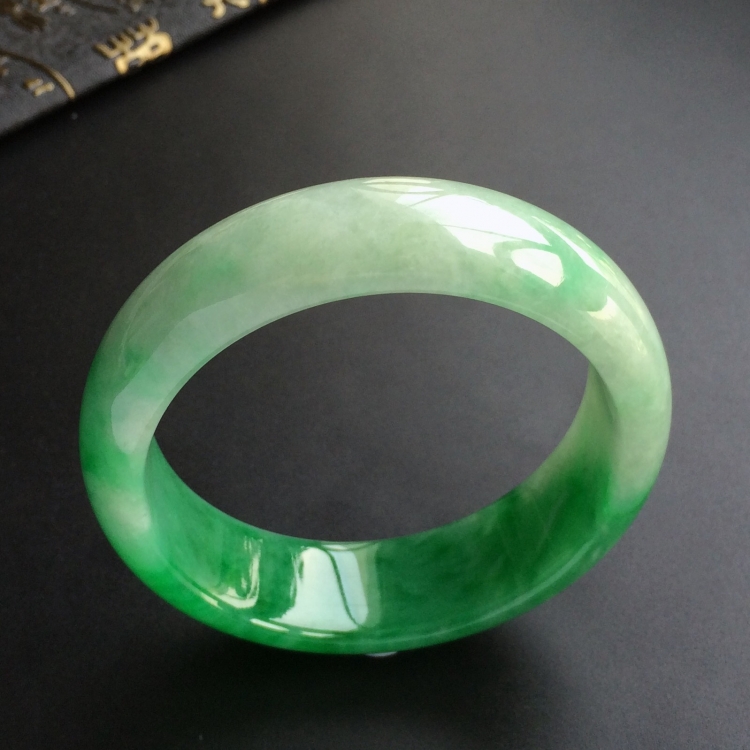 (超值推荐)糯冰种飘阳绿手镯(56.5mm)