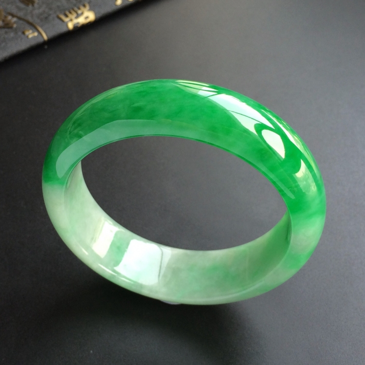 (超值推荐)糯冰种飘阳绿手镯(56.5mm)