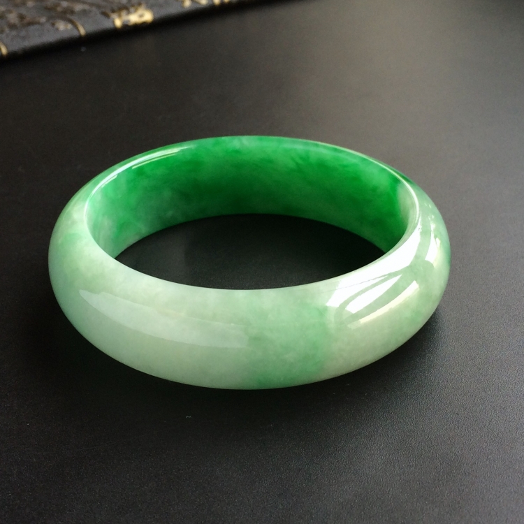 (超值推荐)糯冰种飘阳绿手镯(56.5mm)