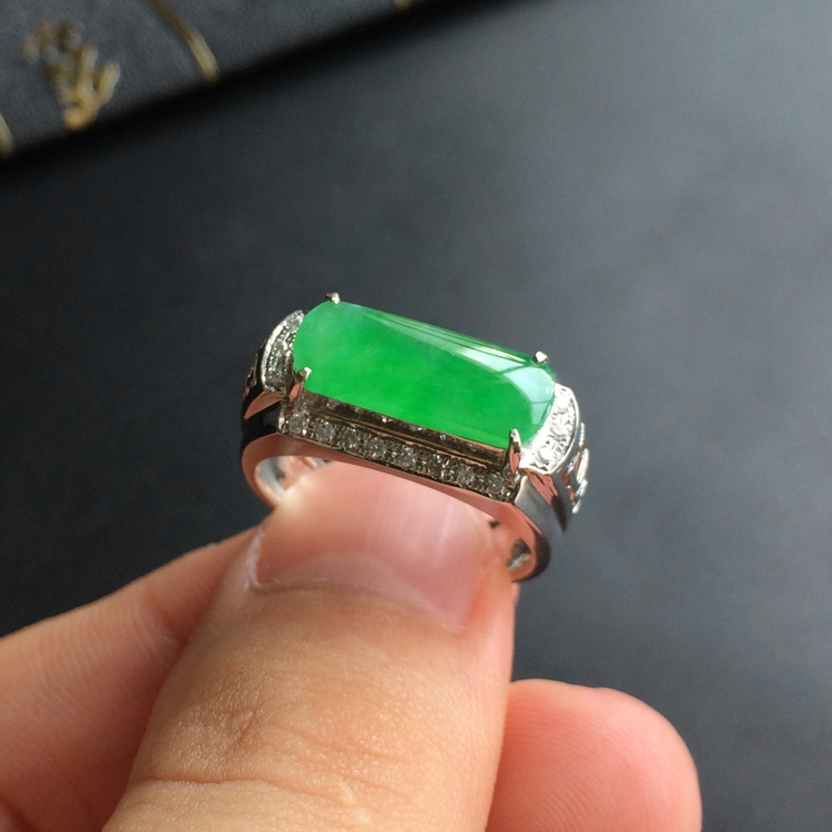 (超值推荐)糯冰种翠色镶白金钻石戒指