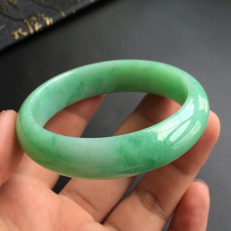 (超值推荐)糯冰种飘翠手镯(57mm)