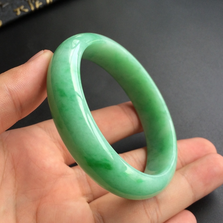 (超值推荐)糯冰种飘翠手镯(57mm)