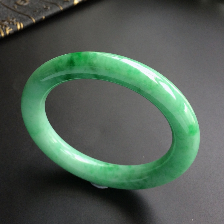 (超值推荐)糯冰种飘翠圆条手镯(57.5mm)