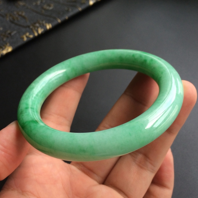 (超值推荐)糯冰种飘翠圆条手镯(57.5mm)
