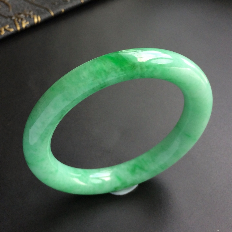 (超值推荐)糯冰种飘翠圆条手镯(57.5mm)