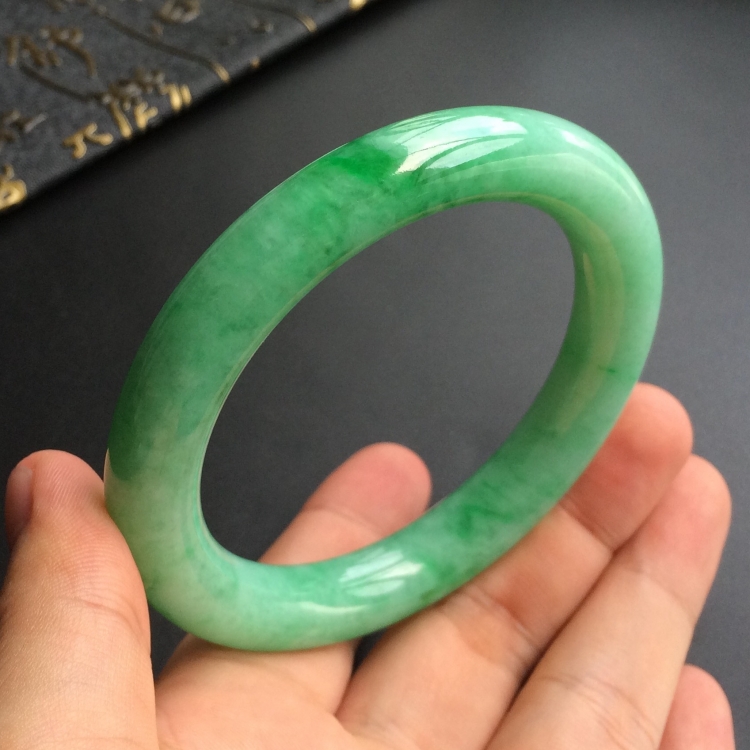 (超值推荐)糯冰种飘翠圆条手镯(57.5mm)