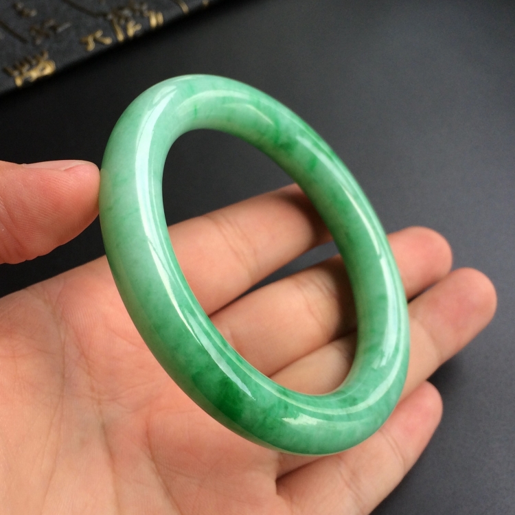 (超值推荐)糯冰种飘翠圆条手镯(57.5mm)