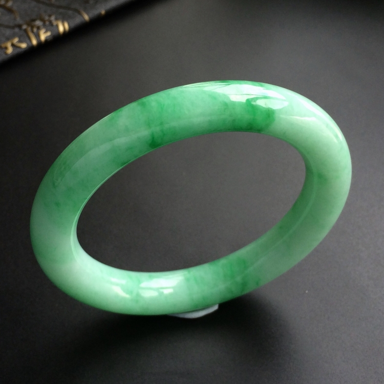 (超值推荐)糯冰种飘翠圆条手镯(57.5mm)