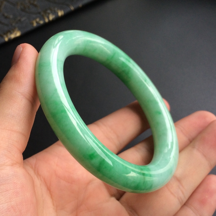 (超值推荐)糯冰种飘翠圆条手镯(57.5mm)