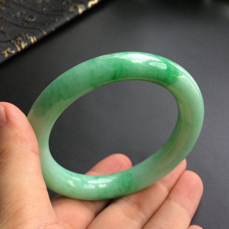 (超值推荐)糯冰种飘翠圆条手镯(57.5mm)