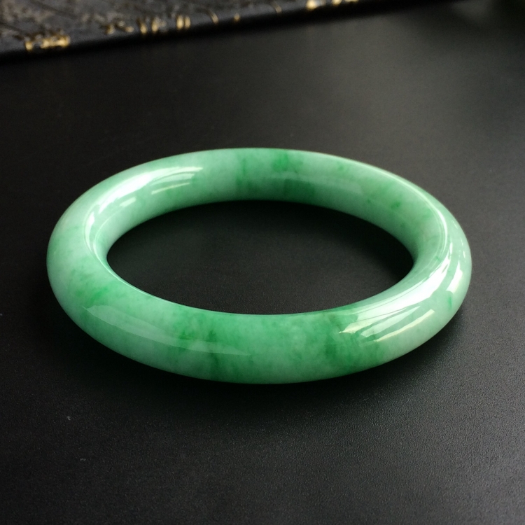 (超值推荐)糯冰种飘翠圆条手镯(57.5mm)