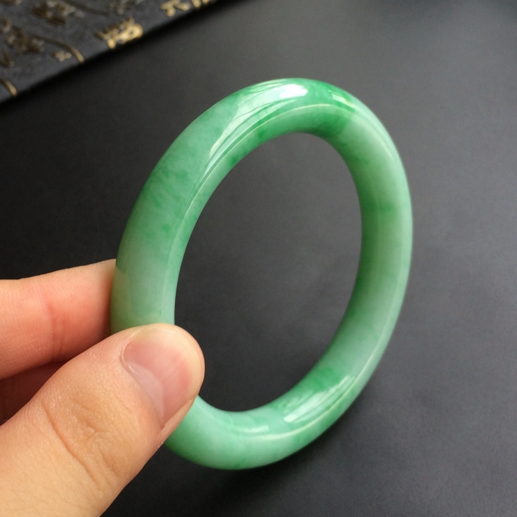 (超值推荐)糯冰种飘翠圆条手镯(57.5mm)