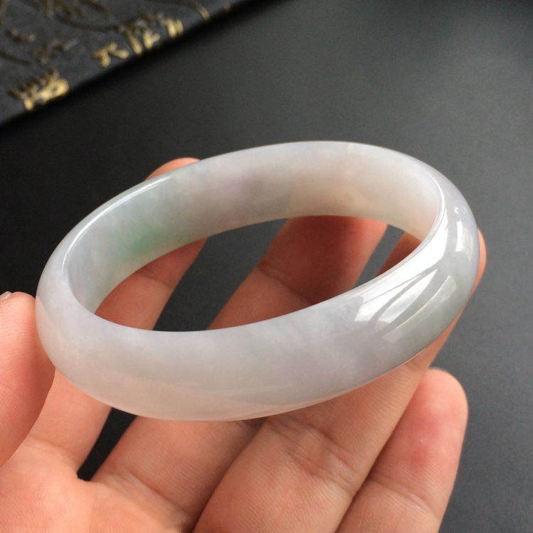 (超值推荐)糯冰种略飘翠贵妃镯(54.7mm-45.5mm)