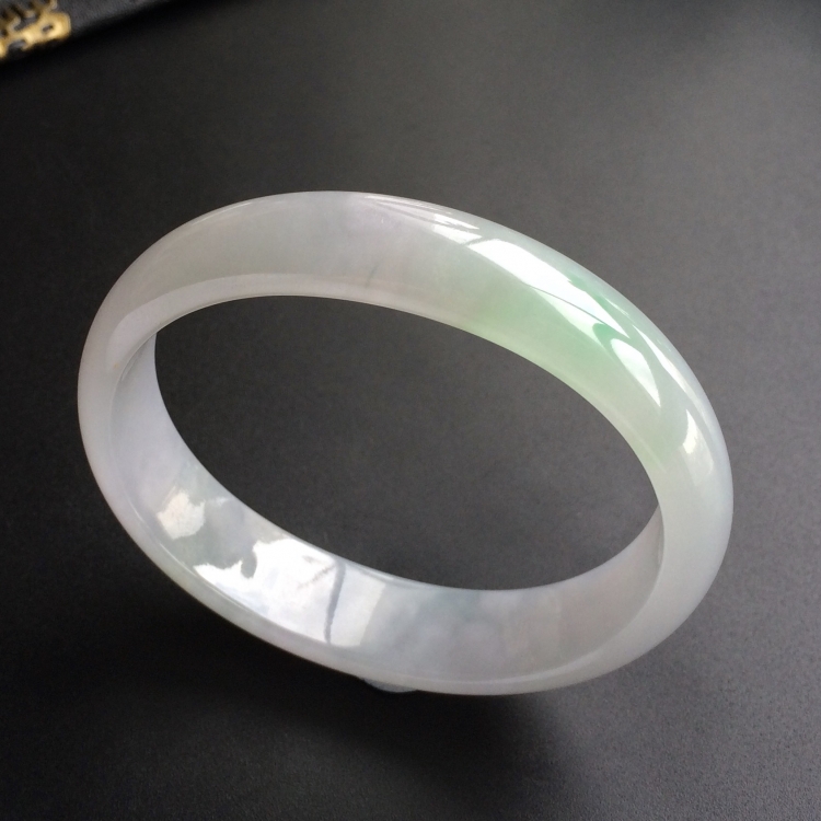 (超值推荐)糯冰种略飘翠贵妃镯(54.7mm-45.5mm)
