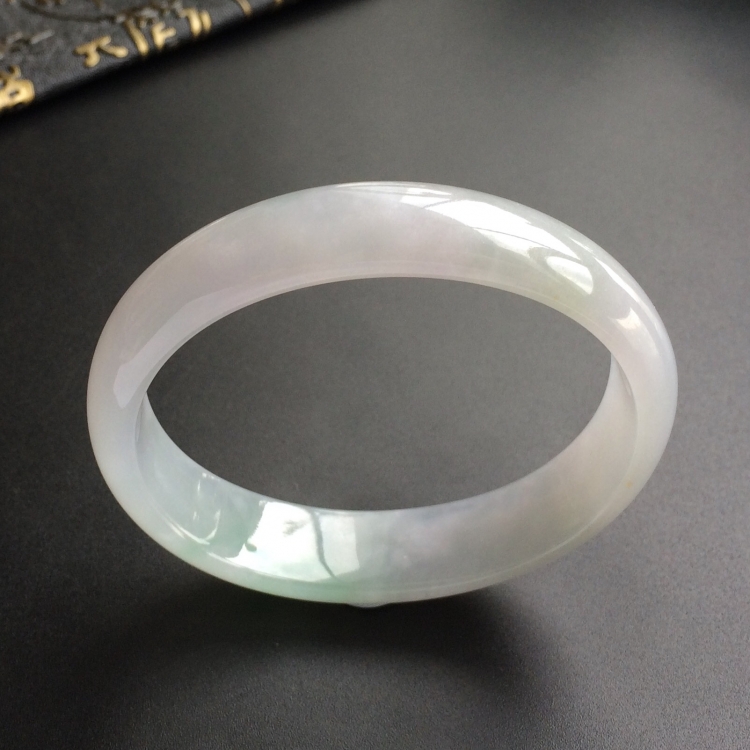 (超值推荐)糯冰种略飘翠贵妃镯(54.7mm-45.5mm)