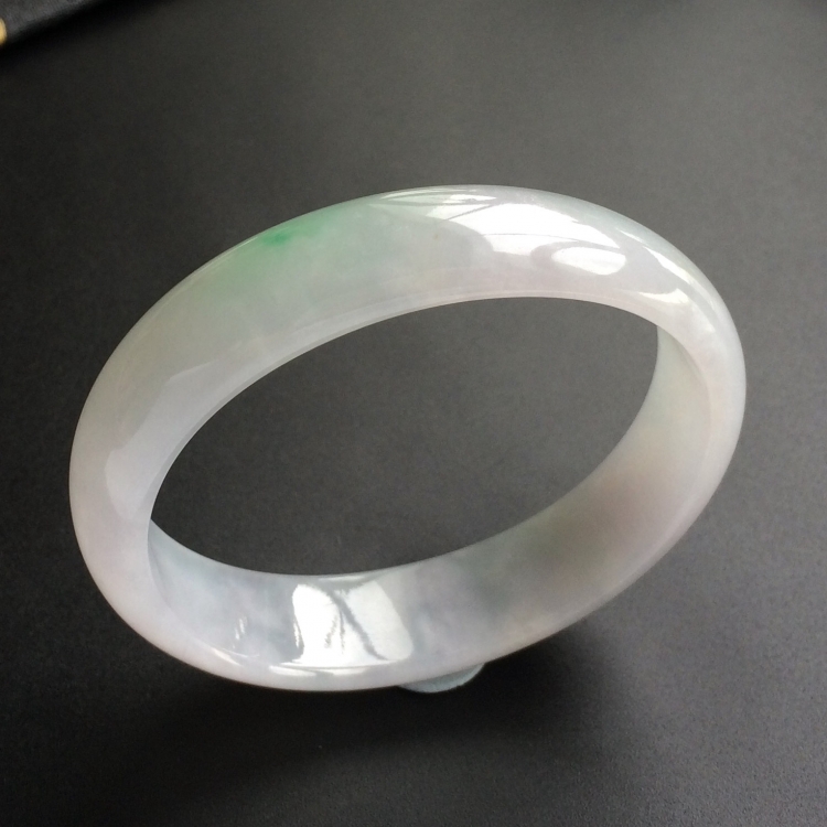 (超值推荐)糯冰种略飘翠贵妃镯(54.7mm-45.5mm)