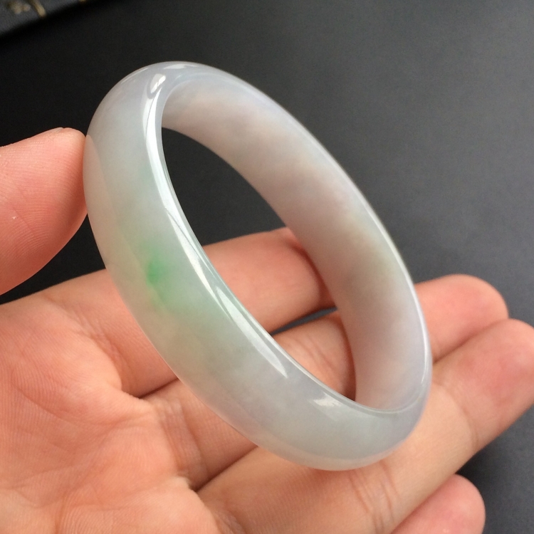 (超值推荐)糯冰种略飘翠贵妃镯(54.7mm-45.5mm)