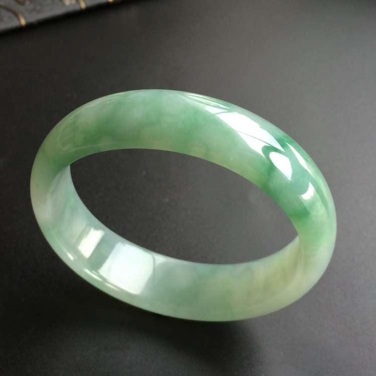 (超值推荐)糯冰种飘花贵妃镯(53.8mm-49.7mm)