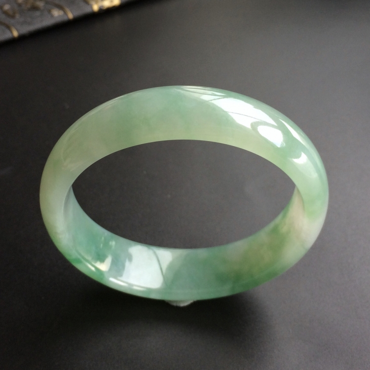 (超值推荐)糯冰种飘花贵妃镯(53.8mm-49.7mm)