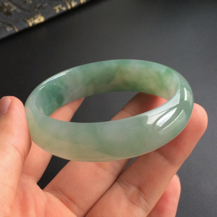 (超值推荐)糯冰种飘花贵妃镯(53.8mm-49.7mm)