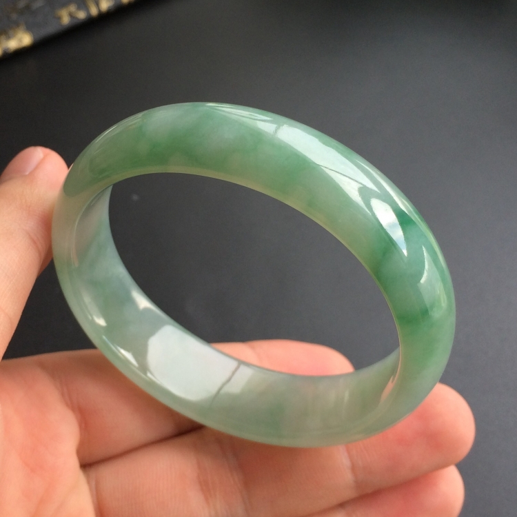 (超值推荐)糯冰种飘花贵妃镯(53.8mm-49.7mm)