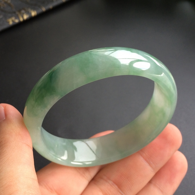(超值推荐)糯冰种飘花贵妃镯(53.8mm-49.7mm)