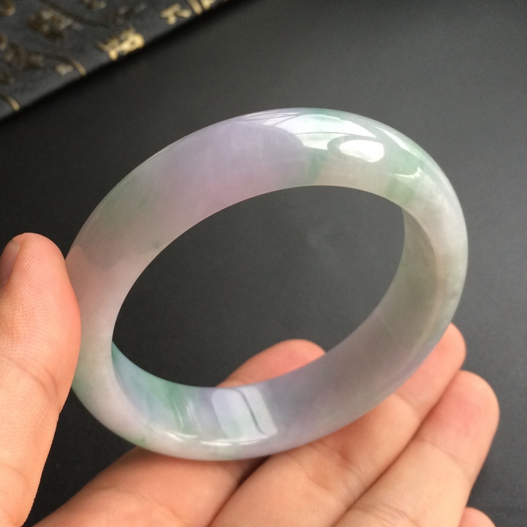 (超值推荐)糯冰种春带彩手镯(56.7mm)