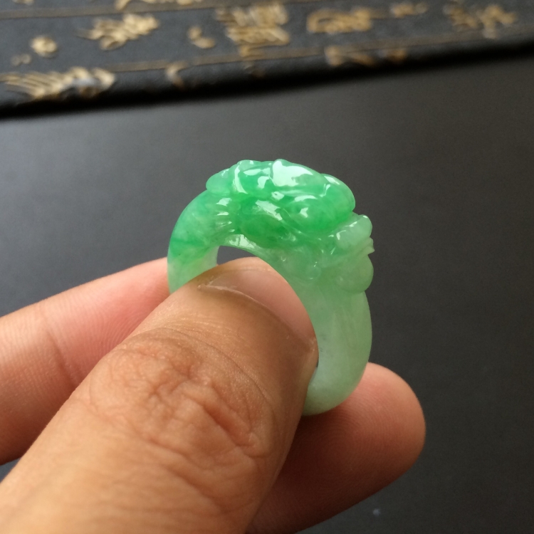 (超值推荐)糯冰种翠色龙头戒指