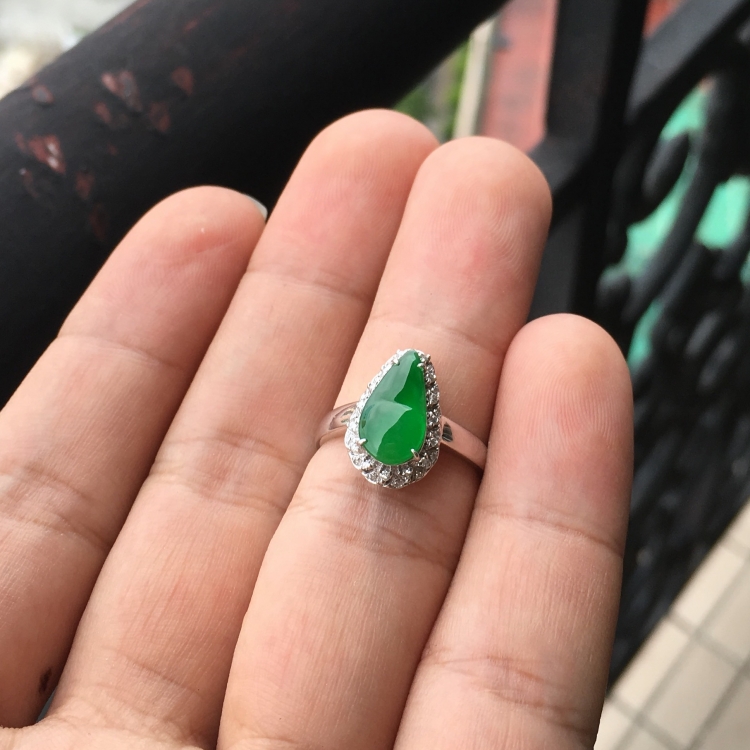 (超值推荐)冰种阳绿镶白金钻石四季豆戒指