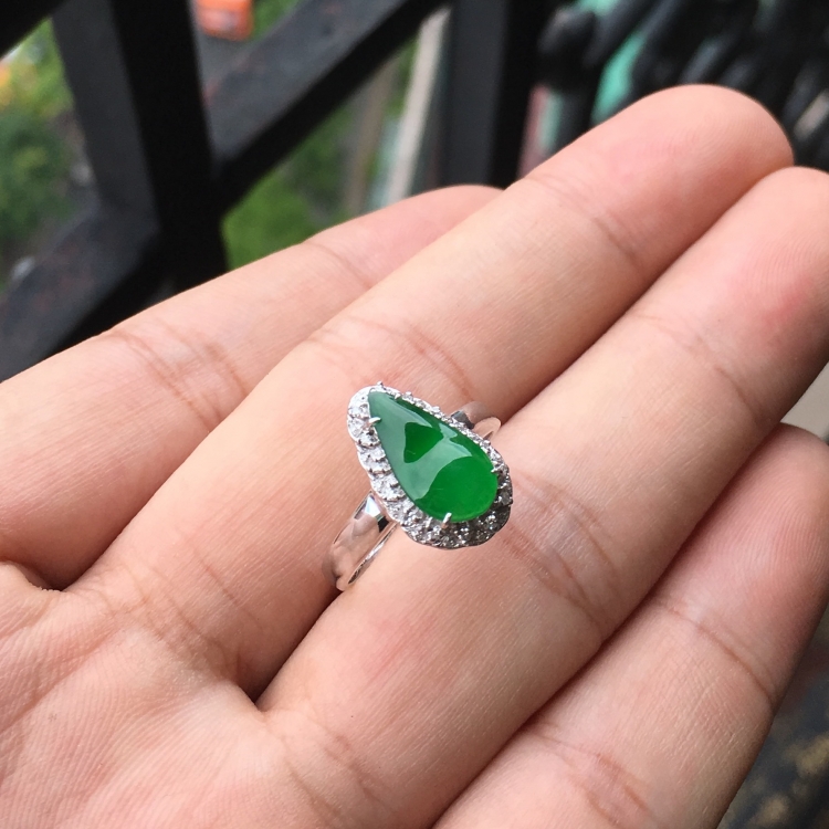 (超值推荐)冰种阳绿镶白金钻石四季豆戒指