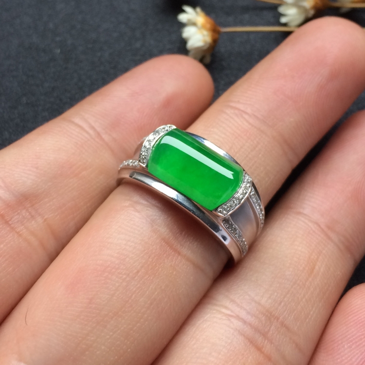 （超值推荐）镶白金钻石冰种阳绿马鞍戒指