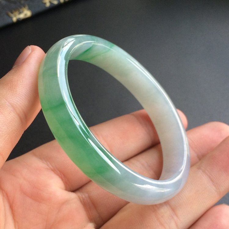 (超值推荐)糯冰种飘翠贵妃镯(54mm-45.8mm)