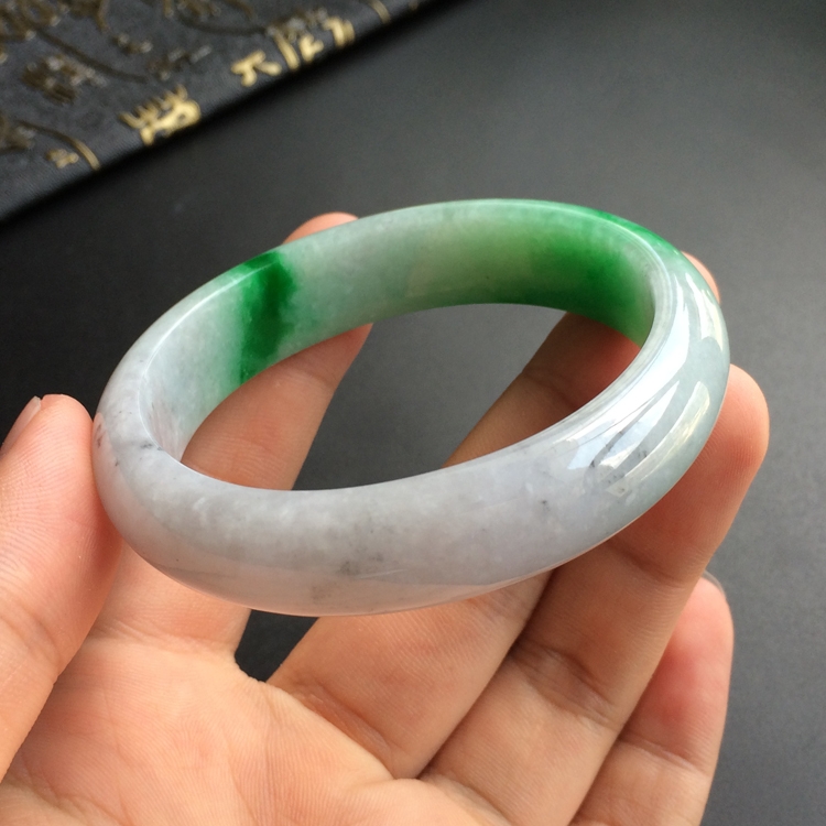 (超值推荐)糯冰种飘翠贵妃镯(54.2mm-47.6mm)