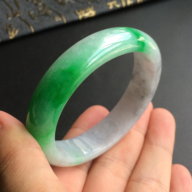 (超值推荐)糯冰种飘翠贵妃镯(54.2mm-47.6mm)