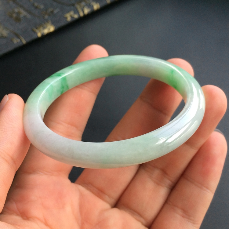 (超值推荐)糯冰种飘翠贵妃镯(54.3mm-47.7mm)