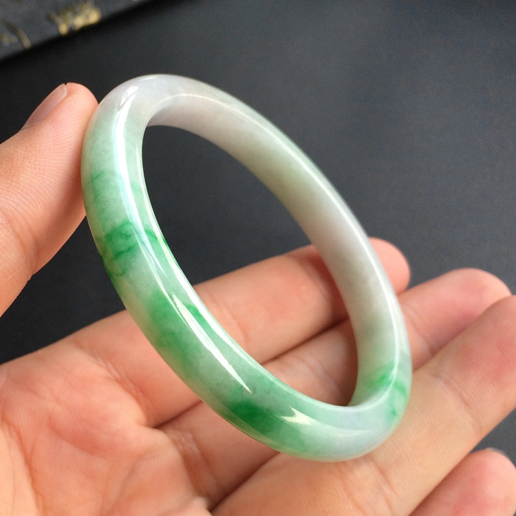 (超值推荐)糯冰种飘翠贵妃镯(54.3mm-47.7mm)