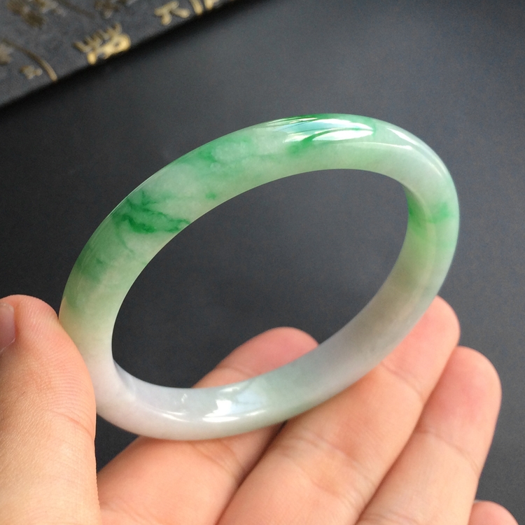 (超值推荐)糯冰种飘翠贵妃镯(54.3mm-47.7mm)