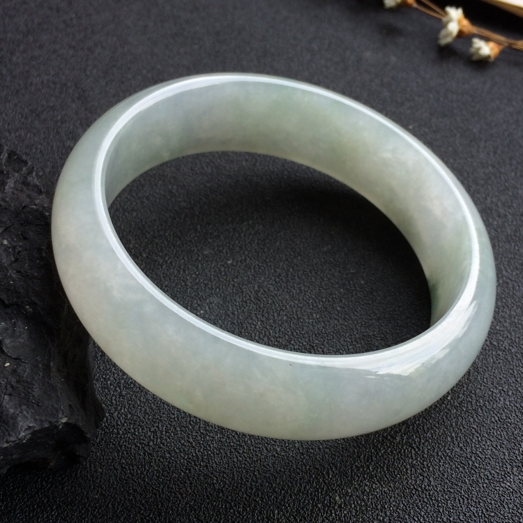 （超值推荐）糯冰种略飘花手镯（59mm）