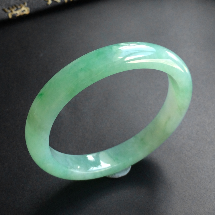 (超值推荐)糯冰种晴水略飘翠贵妃镯(53.8mm-46.3mm)