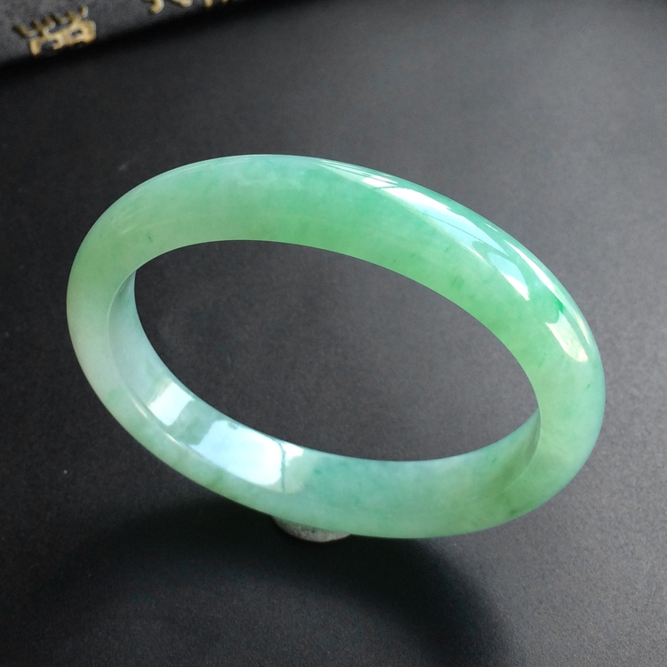 (超值推荐)糯冰种晴水略飘翠贵妃镯(53.8mm-46.3mm)
